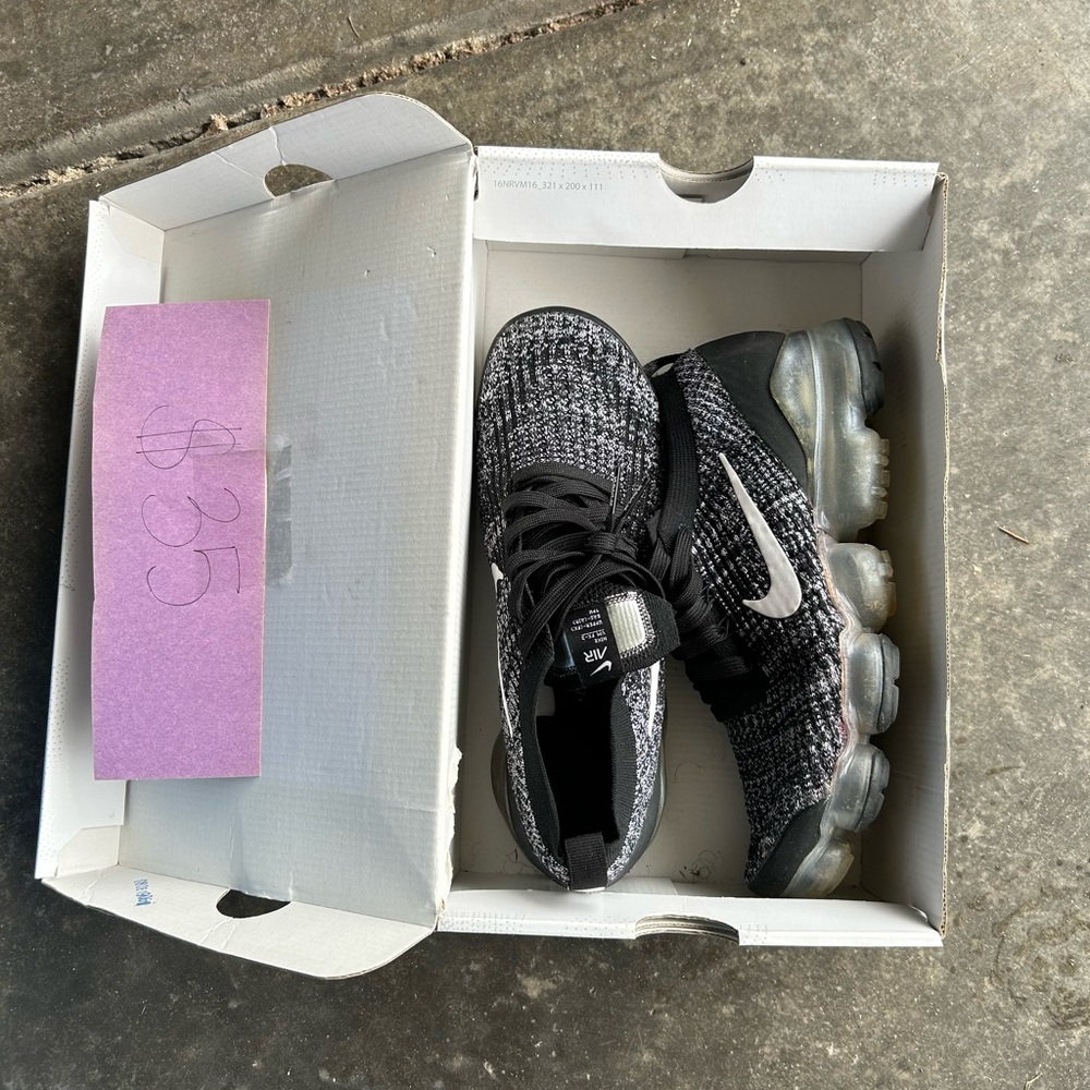 Nike mens Black & White Flyknit Sneakers with Air Cushion Sole